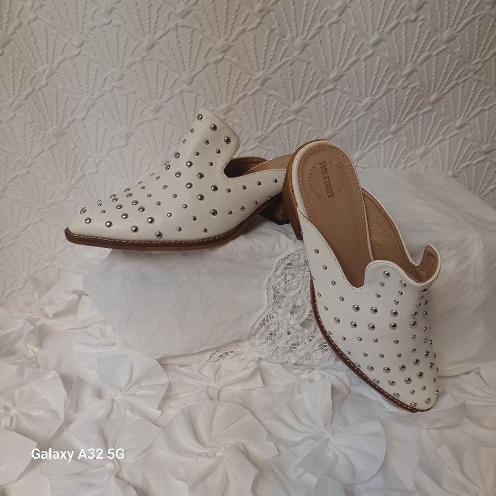 ARIDER GIRL Size 7.5 Studded White Mules - Picture 3 of 13